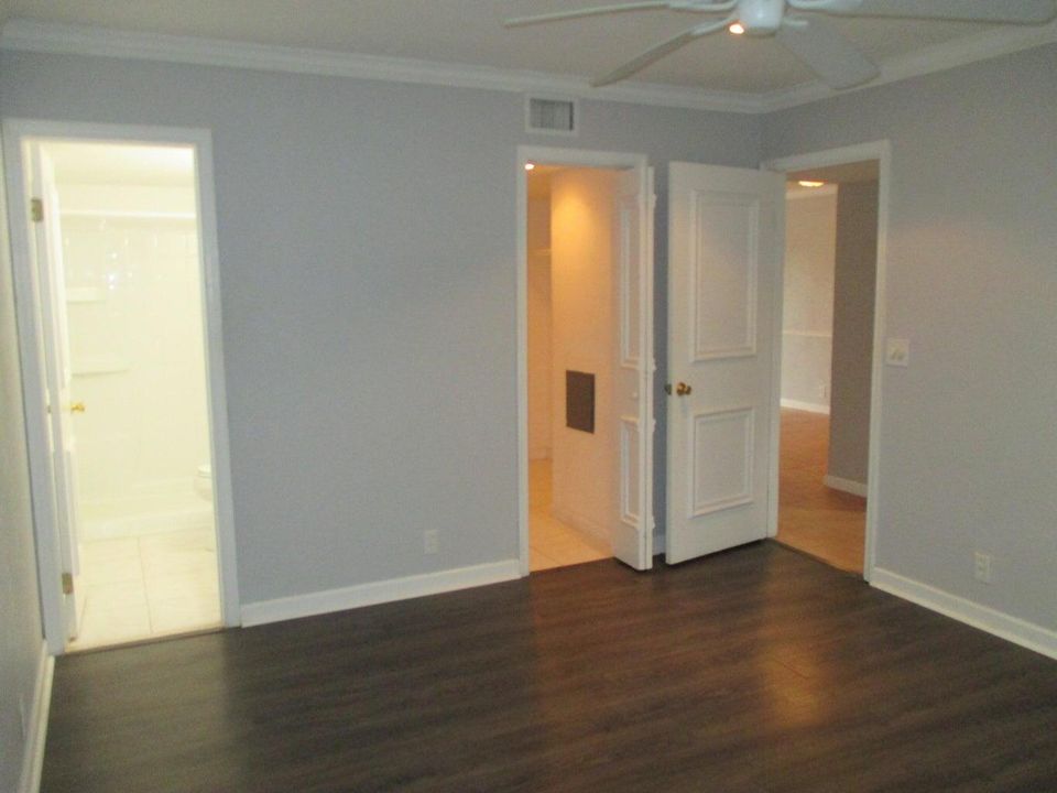 出租: $1,700 (2 贝兹, 2 浴室, 905 平方英尺)