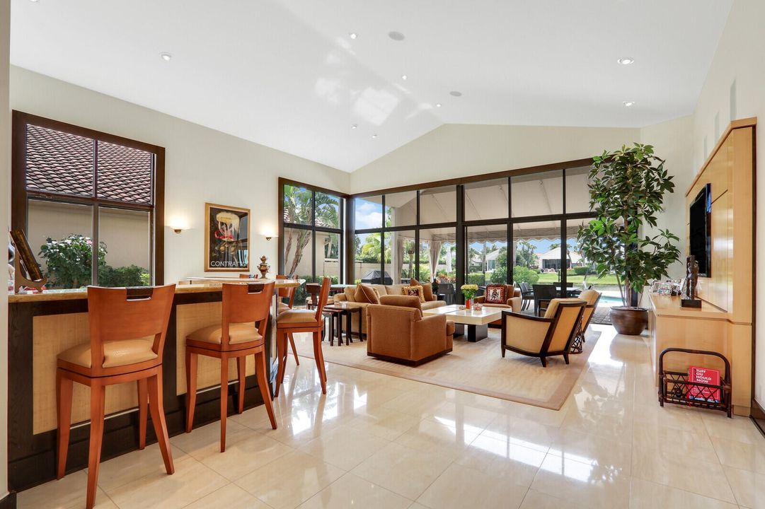 合同活跃: $2,100,000 (5 贝兹, 6 浴室, 3512 平方英尺)