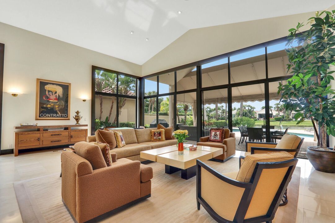 合同活跃: $2,100,000 (5 贝兹, 6 浴室, 3512 平方英尺)