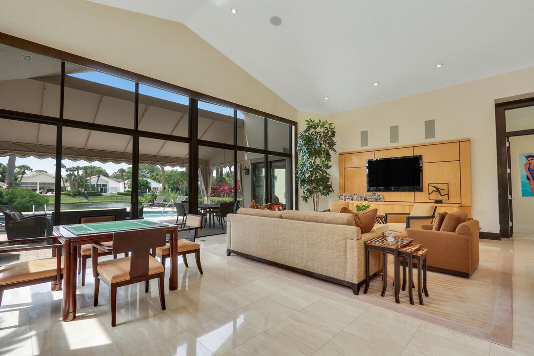 合同活跃: $2,100,000 (5 贝兹, 6 浴室, 3512 平方英尺)