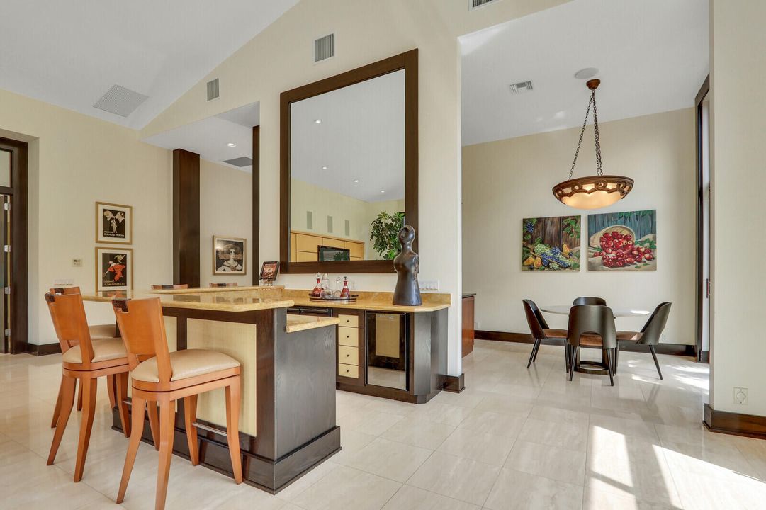 合同活跃: $2,100,000 (5 贝兹, 6 浴室, 3512 平方英尺)