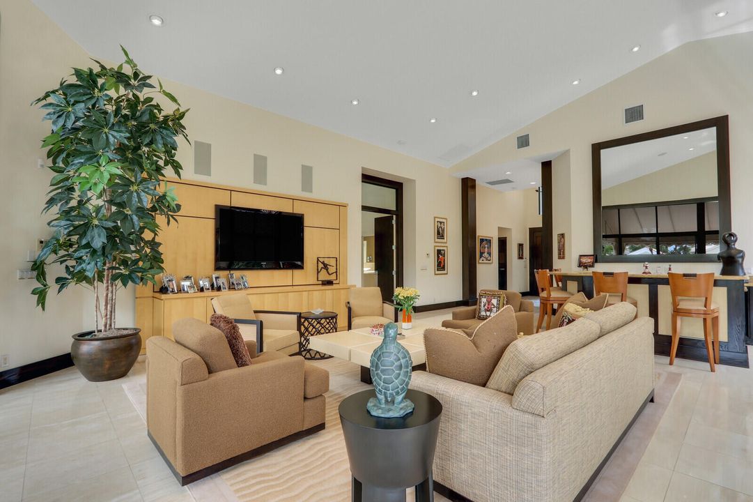 合同活跃: $2,100,000 (5 贝兹, 6 浴室, 3512 平方英尺)