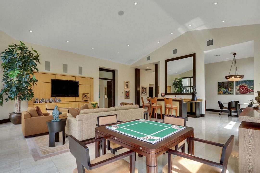 合同活跃: $2,100,000 (5 贝兹, 6 浴室, 3512 平方英尺)