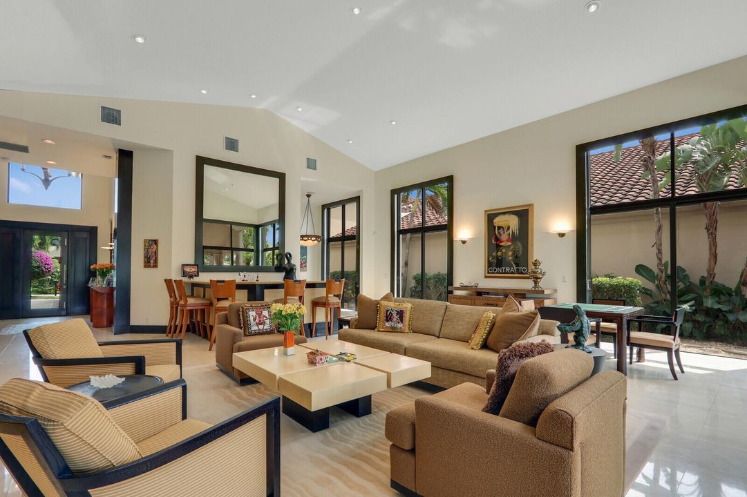 合同活跃: $2,100,000 (5 贝兹, 6 浴室, 3512 平方英尺)