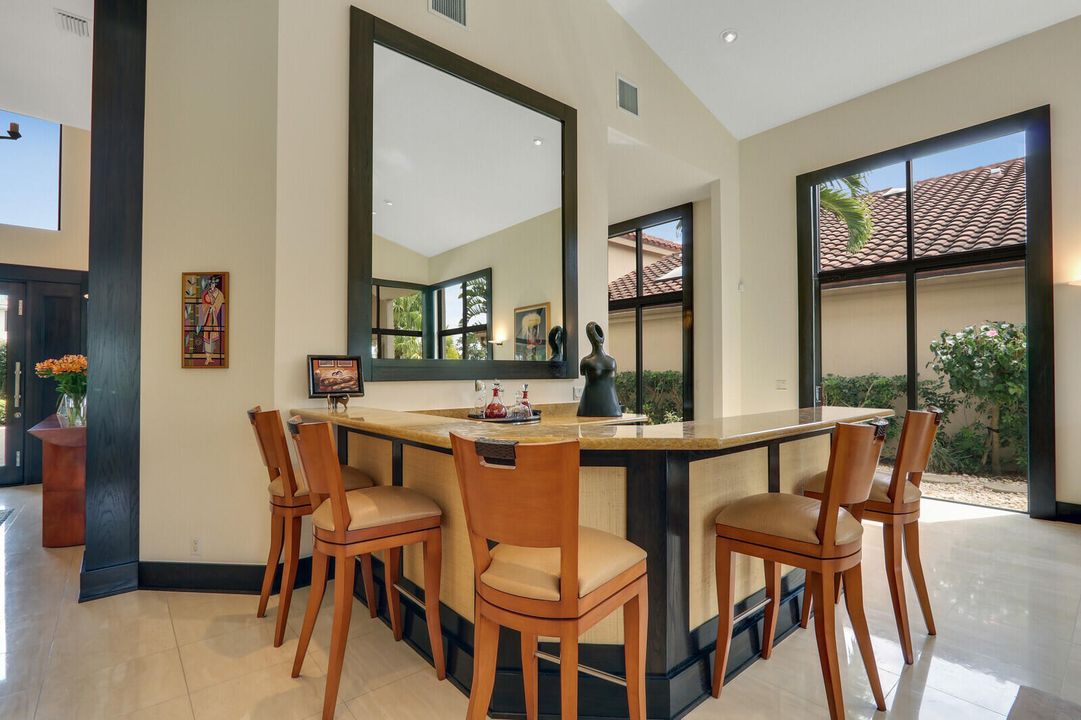 合同活跃: $2,100,000 (5 贝兹, 6 浴室, 3512 平方英尺)