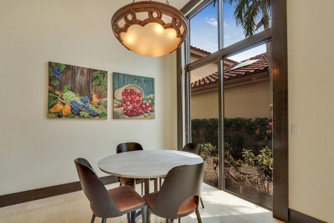 合同活跃: $2,100,000 (5 贝兹, 6 浴室, 3512 平方英尺)