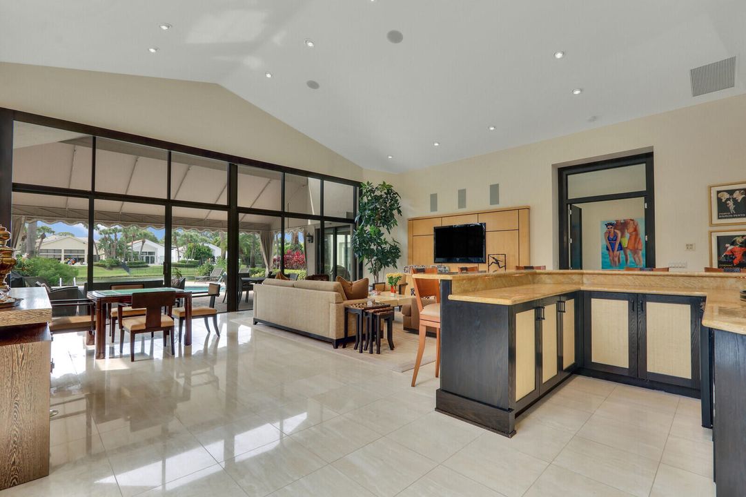 合同活跃: $2,100,000 (5 贝兹, 6 浴室, 3512 平方英尺)