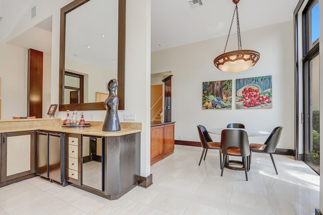 合同活跃: $2,100,000 (5 贝兹, 6 浴室, 3512 平方英尺)