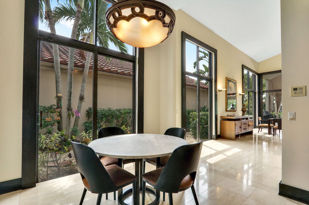 合同活跃: $2,100,000 (5 贝兹, 6 浴室, 3512 平方英尺)