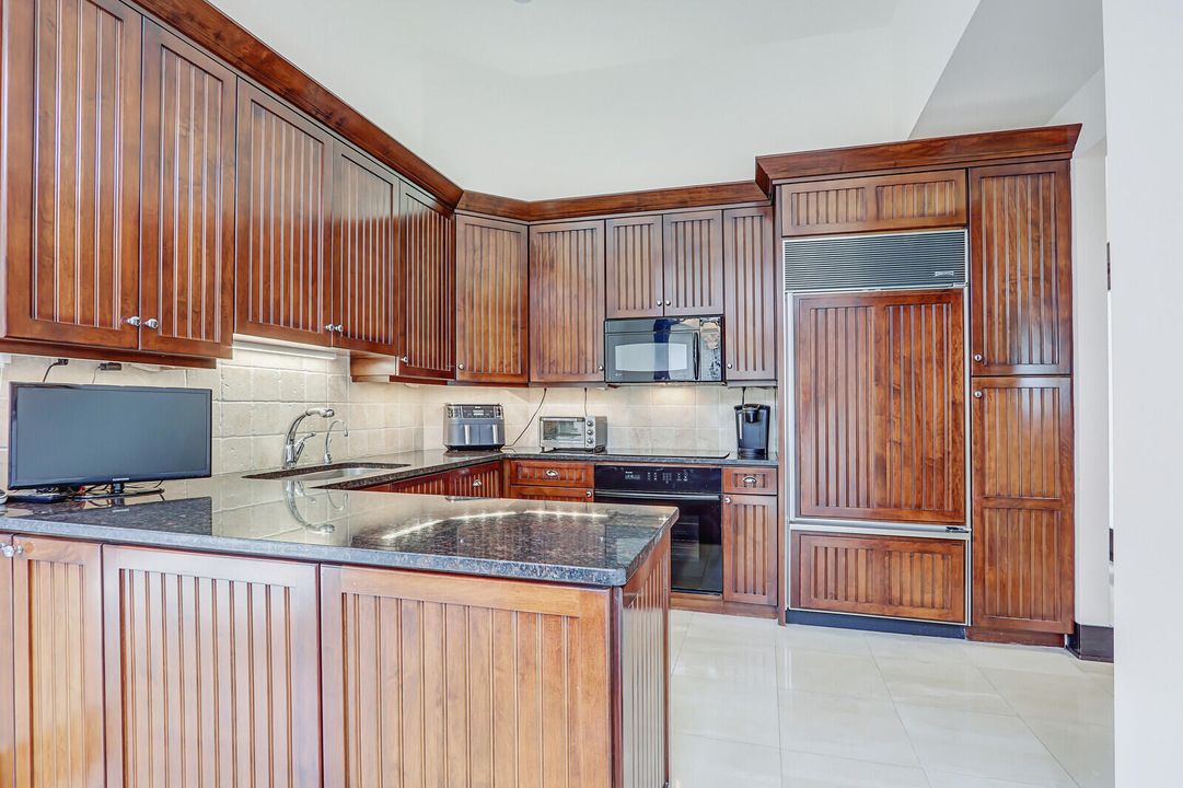 合同活跃: $2,100,000 (5 贝兹, 6 浴室, 3512 平方英尺)