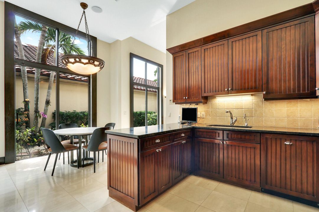 合同活跃: $2,100,000 (5 贝兹, 6 浴室, 3512 平方英尺)