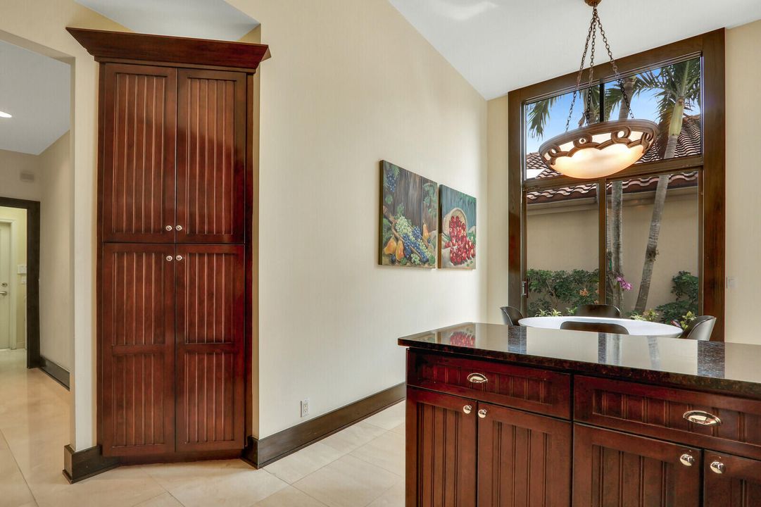 合同活跃: $2,100,000 (5 贝兹, 6 浴室, 3512 平方英尺)