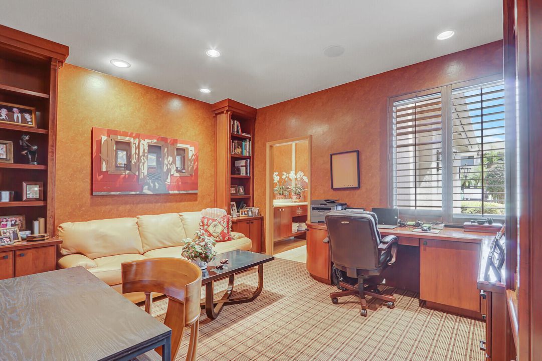 合同活跃: $2,100,000 (5 贝兹, 6 浴室, 3512 平方英尺)