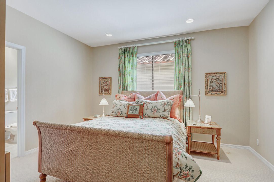 合同活跃: $2,100,000 (5 贝兹, 6 浴室, 3512 平方英尺)