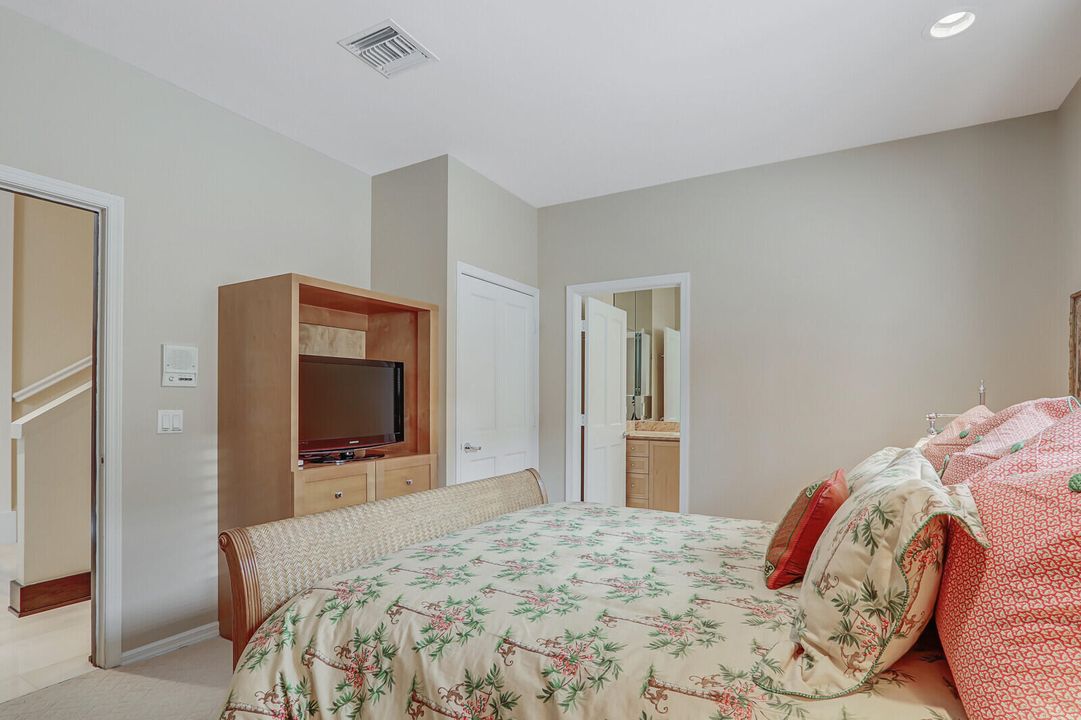 合同活跃: $2,100,000 (5 贝兹, 6 浴室, 3512 平方英尺)