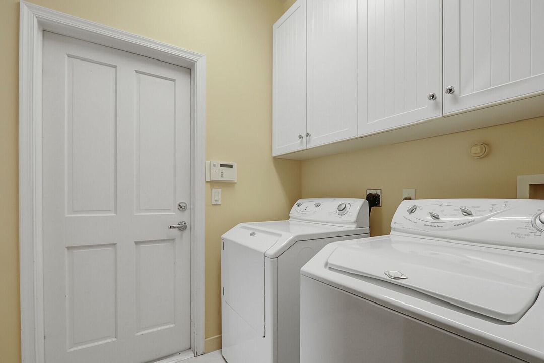 合同活跃: $2,100,000 (5 贝兹, 6 浴室, 3512 平方英尺)