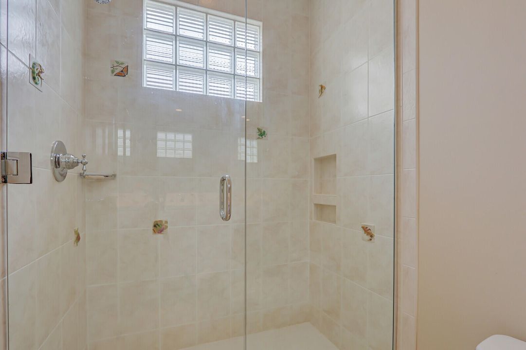 合同活跃: $2,100,000 (5 贝兹, 6 浴室, 3512 平方英尺)