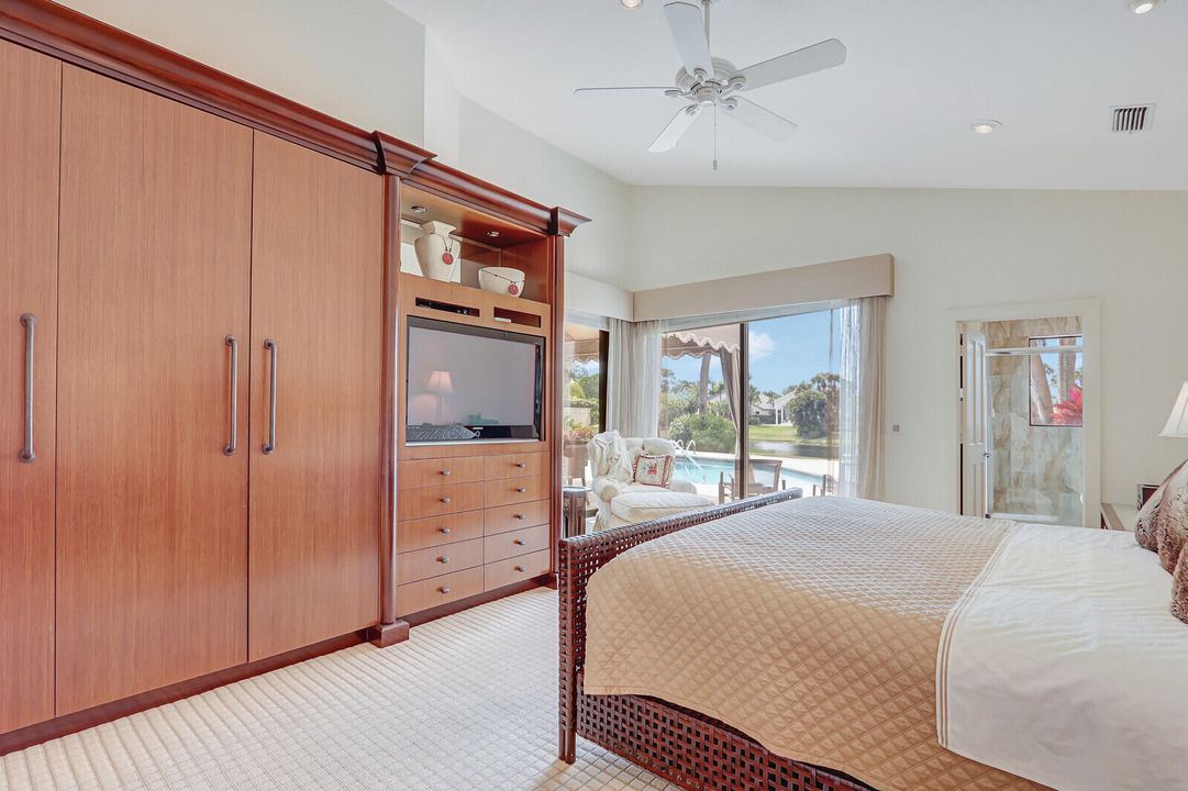 合同活跃: $2,100,000 (5 贝兹, 6 浴室, 3512 平方英尺)