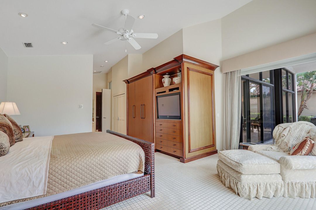 合同活跃: $2,100,000 (5 贝兹, 6 浴室, 3512 平方英尺)