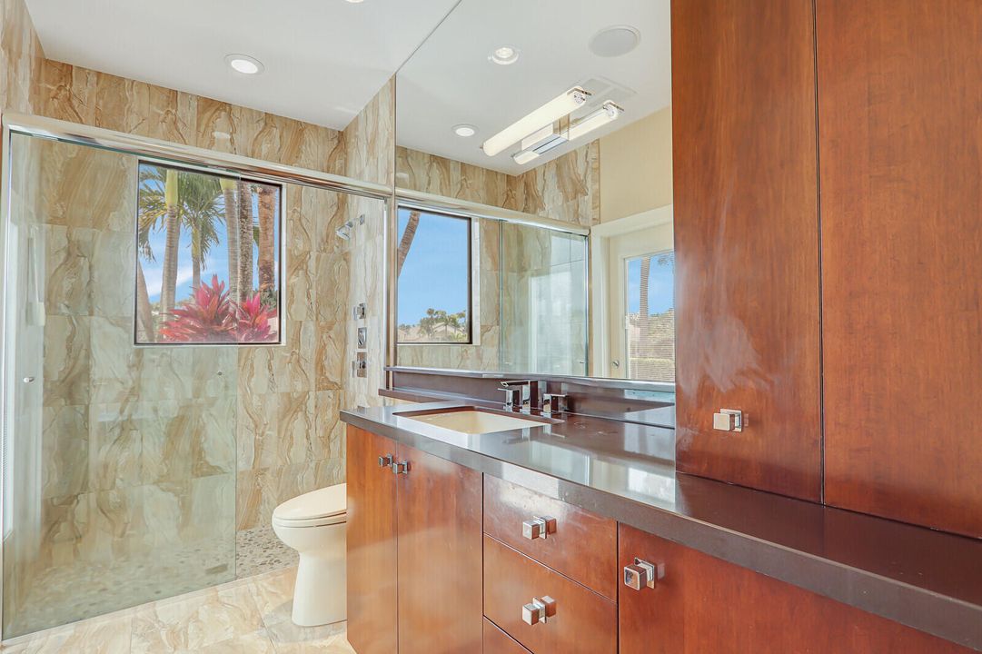 合同活跃: $2,100,000 (5 贝兹, 6 浴室, 3512 平方英尺)