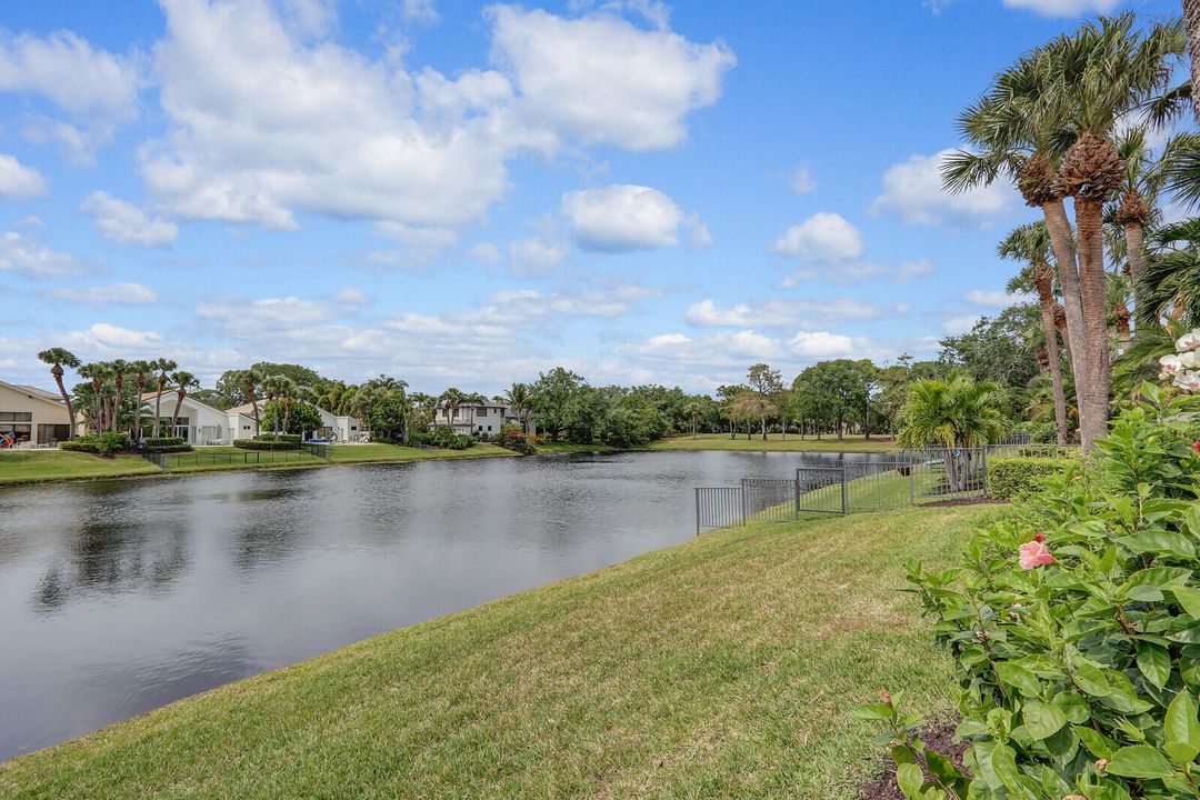 合同活跃: $2,100,000 (5 贝兹, 6 浴室, 3512 平方英尺)