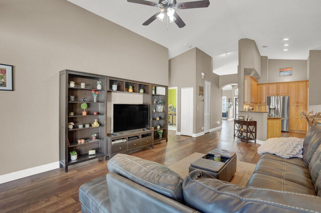 На продажу: $550,000 (3 спален, 2 ванн, 1798 Квадратных фут)