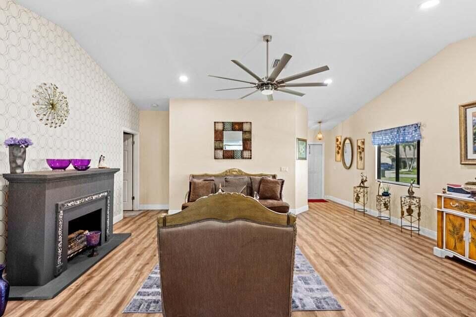 For Rent: $2,000 (2 beds, 2 baths, 1225 Square Feet)