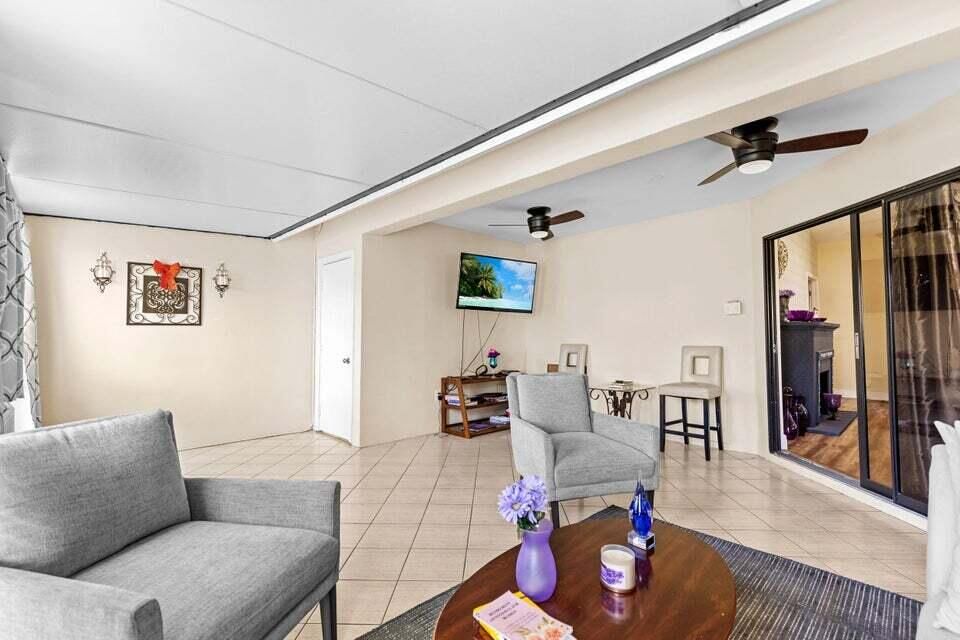 For Rent: $2,000 (2 beds, 2 baths, 1225 Square Feet)