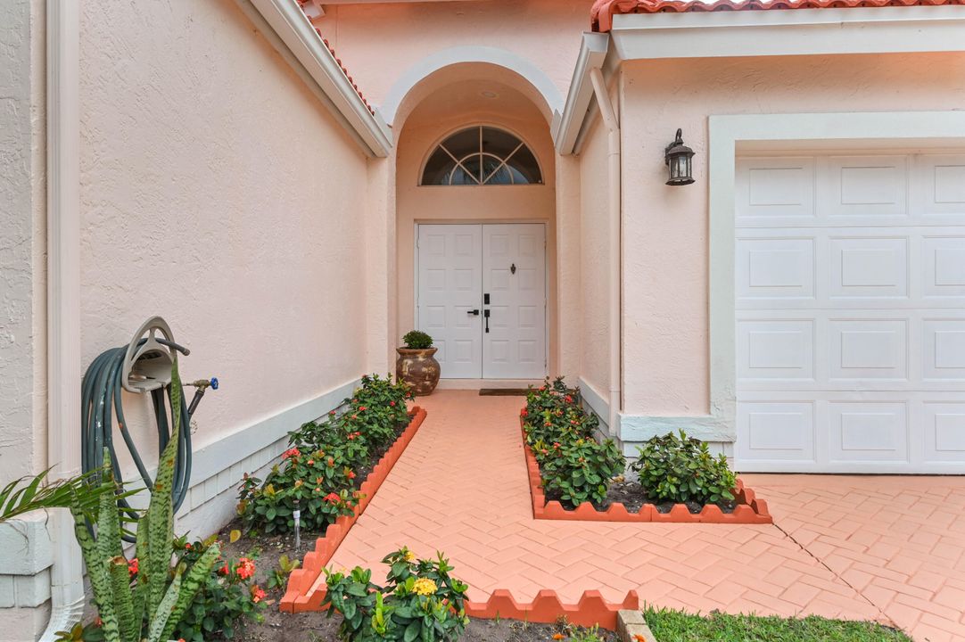 For Sale: $659,900 (3 beds, 2 baths, 2026 Square Feet)