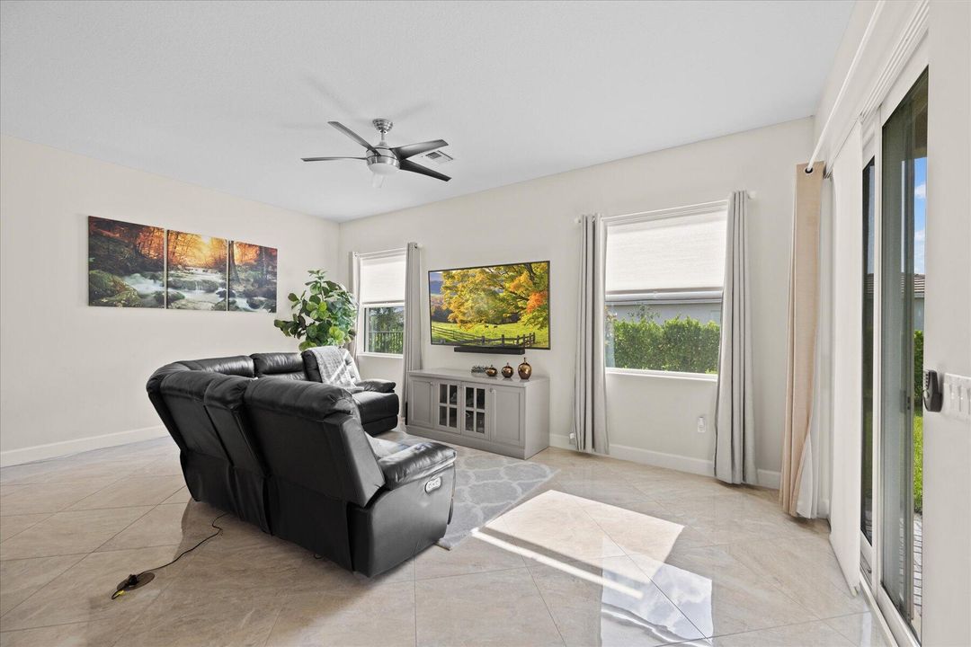 На продажу: $750,000 (5 спален, 4 ванн, 4110 Квадратных фут)