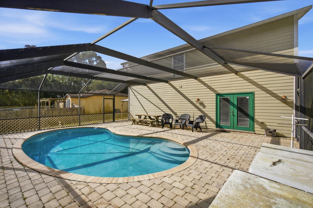 For Sale: $460,000 (4 beds, 2 baths, 2204 Square Feet)