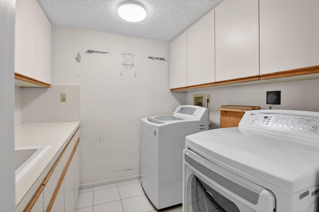 En Venta: $439,000 (3 camas, 2 baños, 2402 Pies cuadrados)