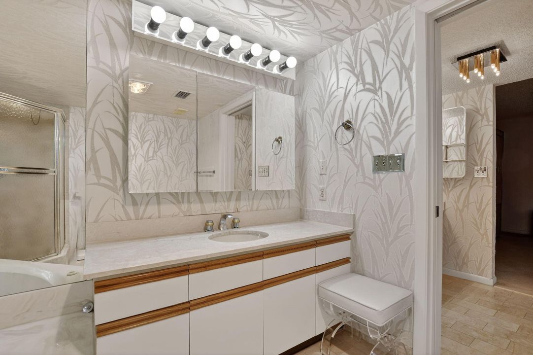 En Venta: $439,000 (3 camas, 2 baños, 2402 Pies cuadrados)