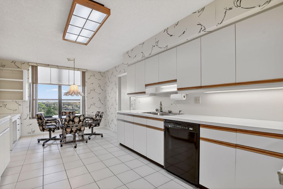 En Venta: $439,000 (3 camas, 2 baños, 2402 Pies cuadrados)