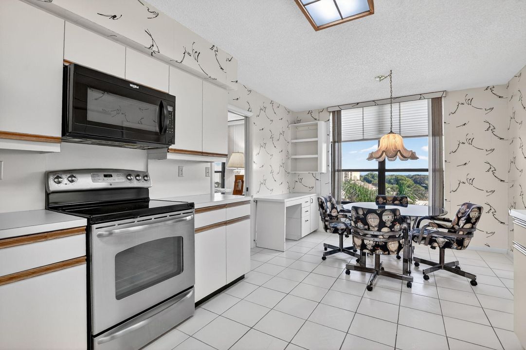 En Venta: $439,000 (3 camas, 2 baños, 2402 Pies cuadrados)