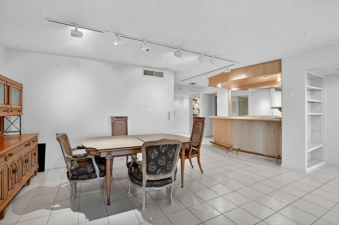 En Venta: $439,000 (3 camas, 2 baños, 2402 Pies cuadrados)