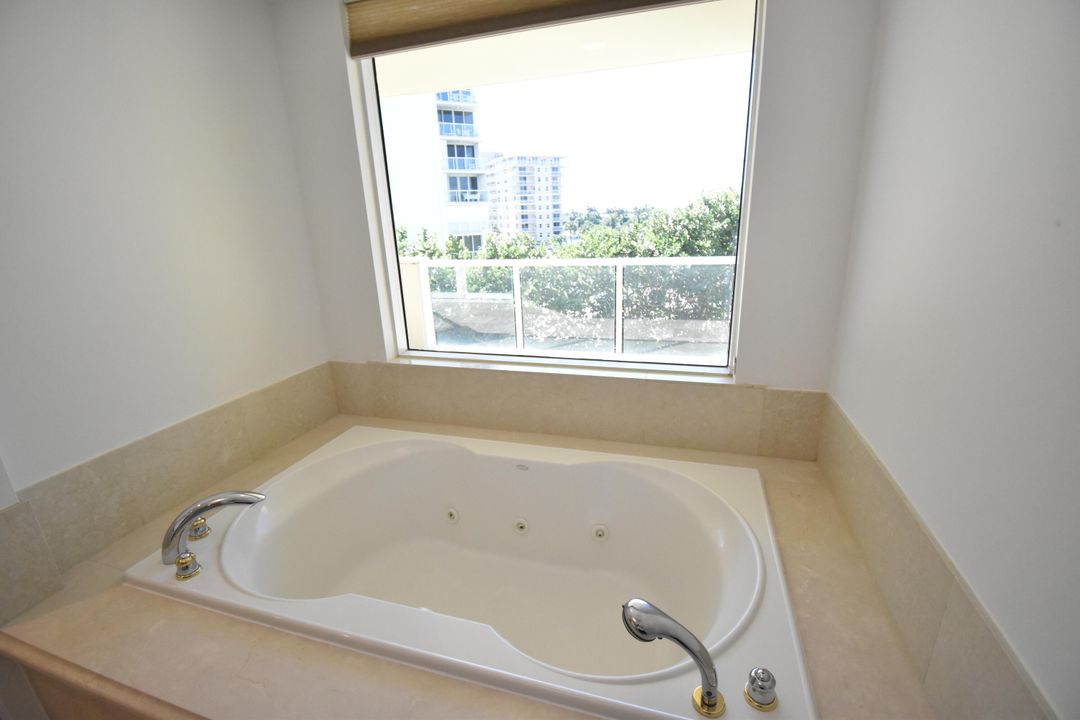 待售: $1,950,000 (2 贝兹, 2 浴室, 2108 平方英尺)