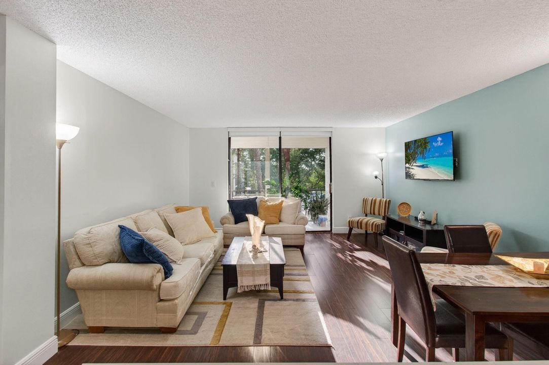 En Venta: $225,000 (2 camas, 2 baños, 876 Pies cuadrados)