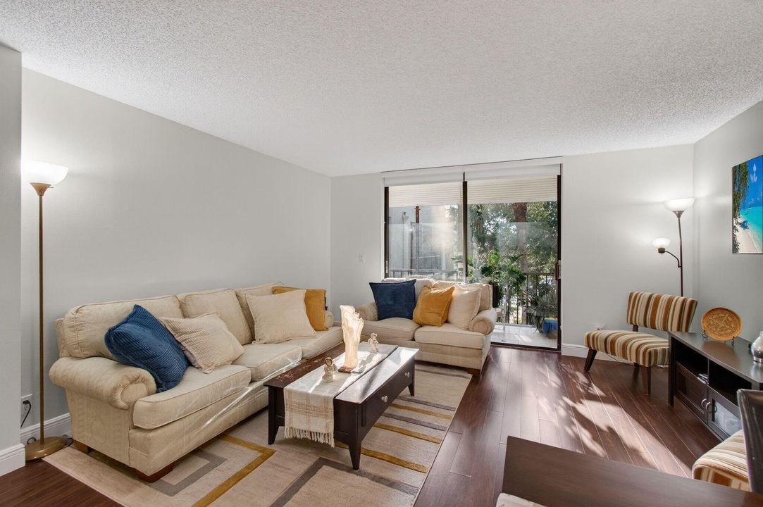 En Venta: $225,000 (2 camas, 2 baños, 876 Pies cuadrados)