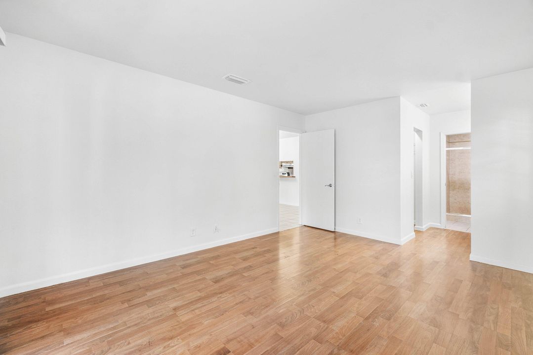 出租: $2,400 (2 贝兹, 2 浴室, 1026 平方英尺)