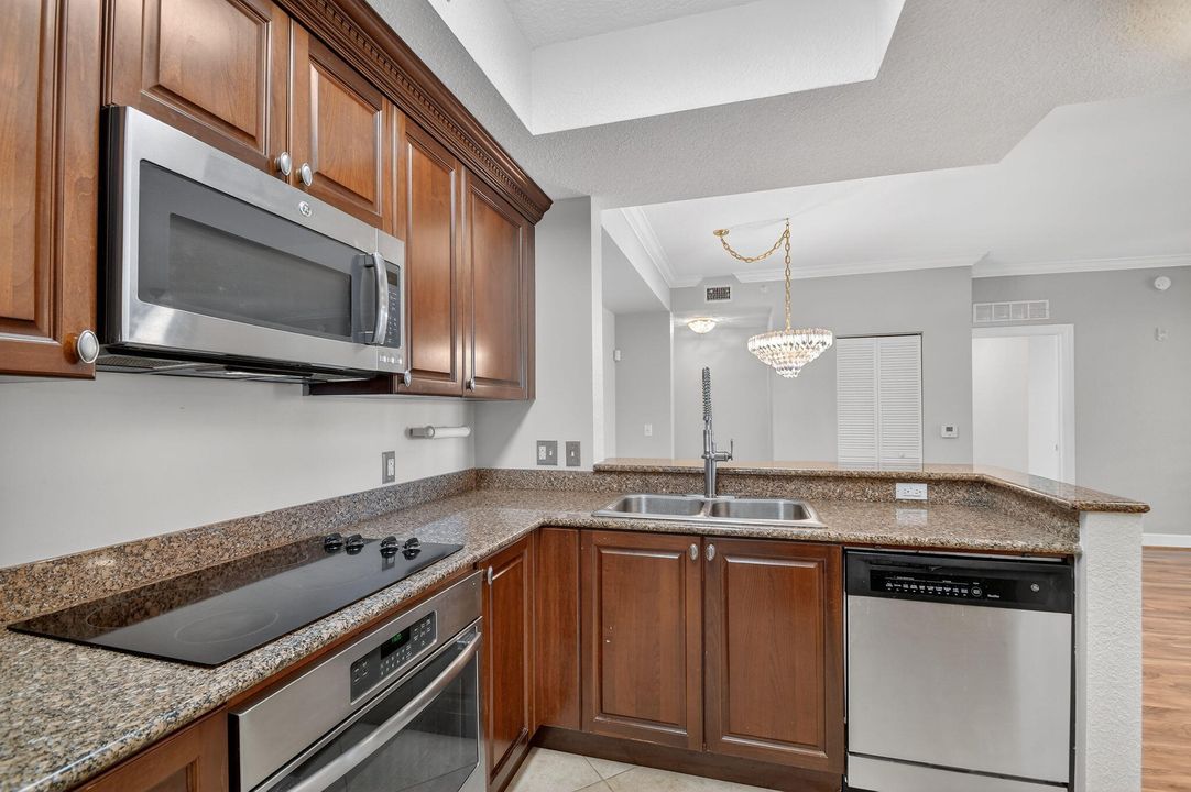 For Sale: $249,000 (2 beds, 2 baths, 1012 Square Feet)