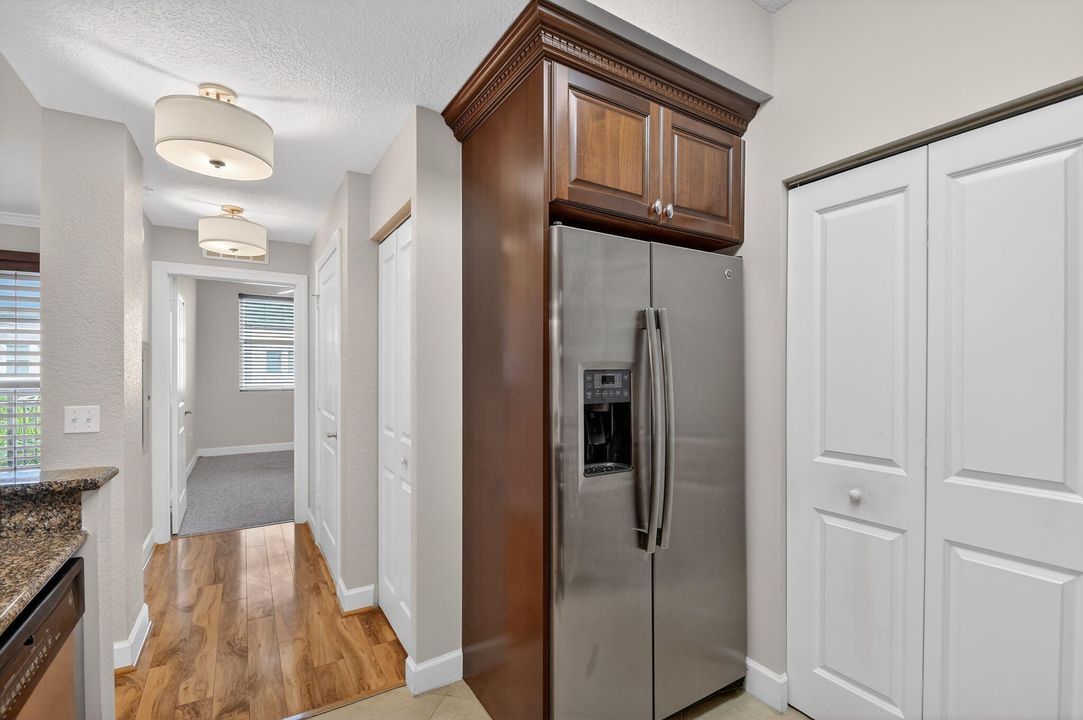 For Sale: $249,000 (2 beds, 2 baths, 1012 Square Feet)