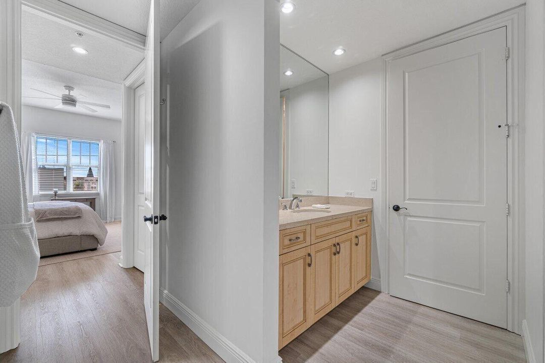 For Rent: $3,450 (1 beds, 1 baths, 1004 Square Feet)