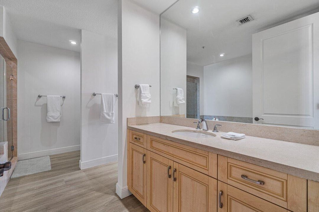 For Rent: $3,450 (1 beds, 1 baths, 1004 Square Feet)