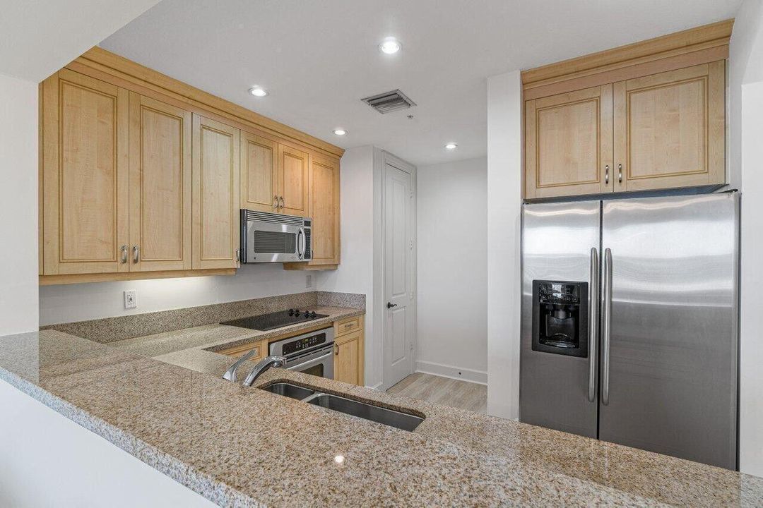 For Rent: $3,450 (1 beds, 1 baths, 1004 Square Feet)