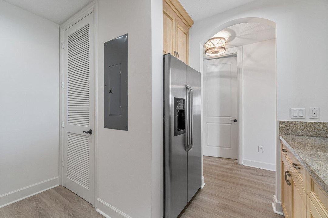 For Rent: $3,450 (1 beds, 1 baths, 1004 Square Feet)