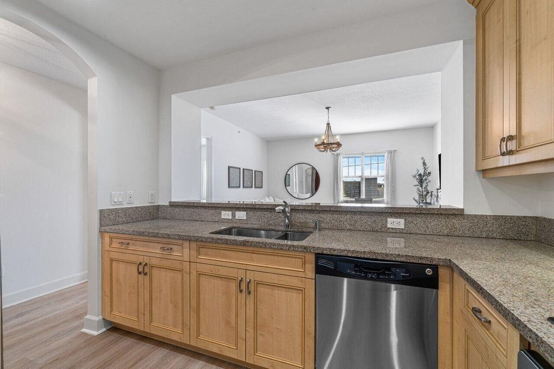 For Rent: $3,450 (1 beds, 1 baths, 1004 Square Feet)