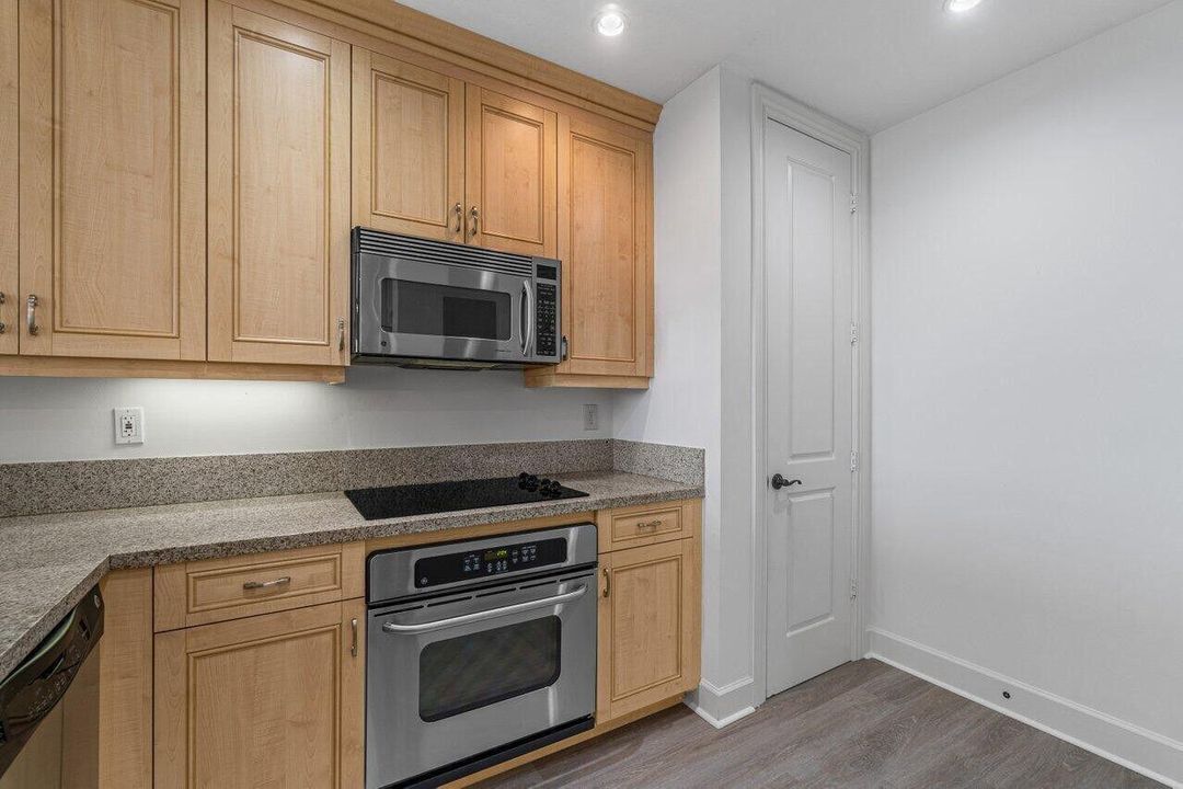 For Rent: $3,450 (1 beds, 1 baths, 1004 Square Feet)