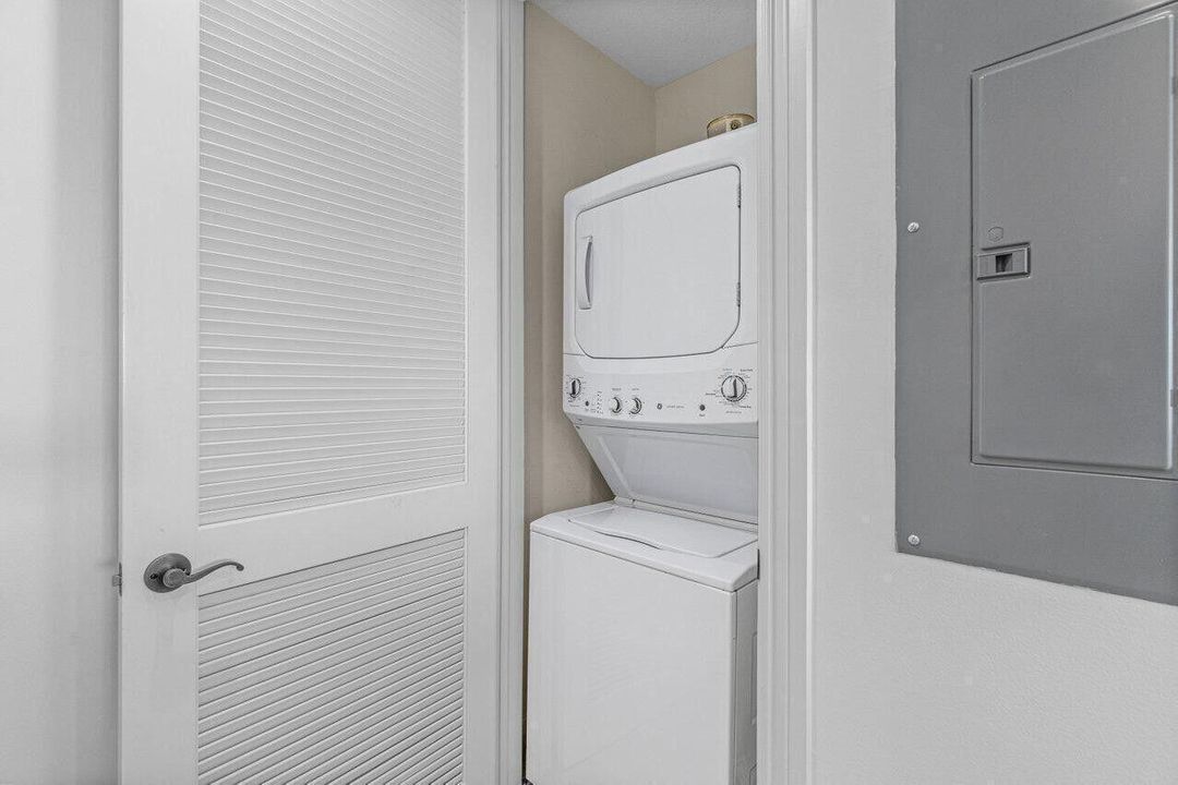 For Rent: $3,450 (1 beds, 1 baths, 1004 Square Feet)