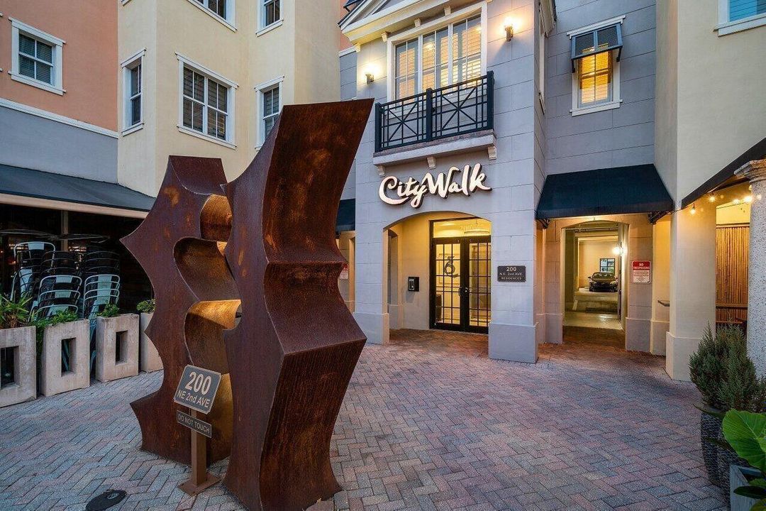 For Rent: $3,450 (1 beds, 1 baths, 1004 Square Feet)